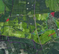 Luftaufnahme von landwirtschaftlichen und forstwirtschaftlichen Flächen in der Gemeinde Závod mit Straßeninfrastruktur.