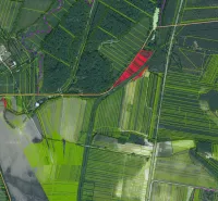 Luftaufnahme von landwirtschaftlichen und forstwirtschaftlichen Flächen rund um Závod mit markierten Parzellen.