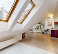 Dachgeschoss-Interieur einer 4-Zimmer-Wohnung mit großen Dachfenstern und Küche.