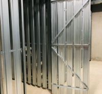 Metallkonstruktion im Innenraum, geeignet für Stauraum in einer Einzimmerwohnung.