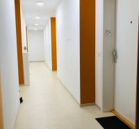 Der Flur des Wohnhauses in der Bystrická-Straße in Bratislava-Devínska Nová Ves.