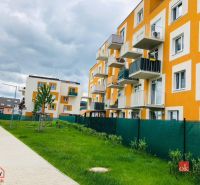 Wohnkomplex in der Bystrická-Straße, Bratislava-Devínska Nová Ves, mit Gehweg und Rasenfläche.
