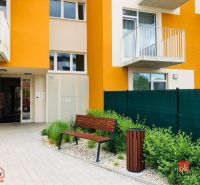Eingang zum Wohnhaus in der Bystrická-Straße in Bratislava-Devínská Nová Ves.