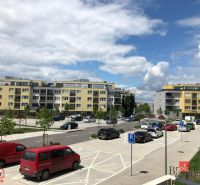 Bystrická Straße in Bratislava-Devínska Nová Ves mit Wohnhäusern und Parkplätzen.