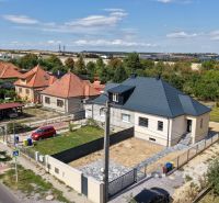Ein Einfamilienhaus in der Trnavská-Straße in Nitra, umgeben von Gärten und Nachbarhäusern.