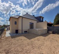 Ein Einfamilienhaus in der Trnavská Straße in Nitra mit zwei Etagen und einem Garten.