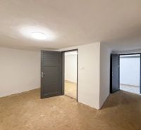 Weiße Wände und Türen im Innenraum eines Einfamilienhauses.
