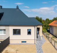 Einfamilienhaus in der Trnavská-Straße in Nitra mit dunklem Dach und gepflegtem Hof.