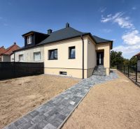 Ein Einfamilienhaus in der Trnavská-Straße in Nitra mit Zugangspfad und Hof.