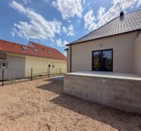 Das Einfamilienhaus in der Trnavská-Straße in Nitra hat eine Terrasse mit einem ungepflegten Hof.