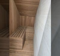 Sauna im Inneren der Villa mit Holzverkleidung und Bänken.