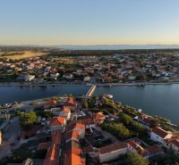 Luftaufnahme der Stadt Nin mit Villen entlang der Küste und Meerblick.