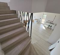 Innenraum der Villa mit Holzboden, Blick von der Treppe.