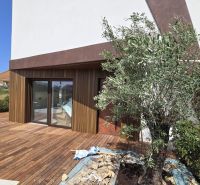 Eine Villa in Nine in der Straße Nin mit Garten, Terrasse und Holzboden.
