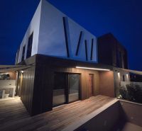 Villa in Nino mit moderner Architektur und Holzboden.
