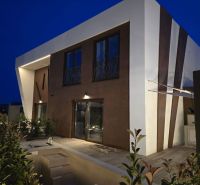 Villa in Ninu in der Straße Nin mit Holzboden und modernem Design.