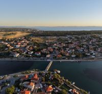 Luftaufnahme der Küste und der Stadt Nin mit Blick auf das Meer und den Hafen.