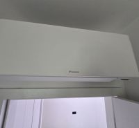 Klimaanlage an der Wand im Inneren der Villa mit weißem Design und glatter Oberfläche.