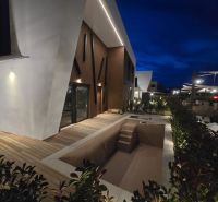 Die Villa in der Stadt Nin hat einen Boden mit Holzdekor, einen Entspannungspool und moderne Beleuchtung.