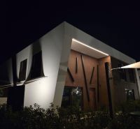 Villa in der Stadt Nin in der Straße Nin mit einzigartigem architektonischem Design bei Nacht.