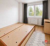 Helles Schlafzimmer in einer 2-Zimmer-Wohnung mit Bett und Holzboden.