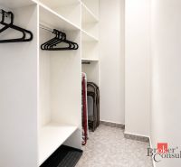 Stauraum mit Kleiderbügeln in einer 2-Zimmer-Wohnung und einem Boden mit Dekor.