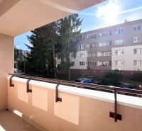 Balkon einer 3-Zimmer-Wohnung in der Švermova-Straße, Trenčín mit Blick auf das umliegende Gebäude.
