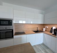 Küche in einer 2-Zimmer-Wohnung mit Holzboden und modernen Geräten.