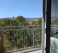 Der Ausblick aus der 2-Zimmer-Wohnung in Pezinok in der Mahulanka-Straße umfasst einen Balkon und Bäume.