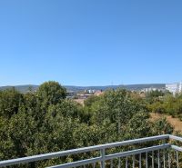Blick aus einer 2-Zimmer-Wohnung in Mahulanka in Pezinok auf die Natur und die umliegende Architektur.