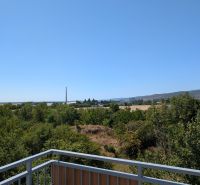 Blick auf die Landschaft vom Balkon in Mahulanka in Pezinok; mögliche 2-Zimmer-Wohnung.