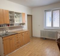 Küche mit Holzarbeitsplatte und Boden in Holzoptik in einem Einfamilienhaus.