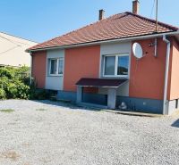 Einfamilienhaus in der Sabinovská-Straße in Prešov, mit orangefarbener Fassade und Kieshof.