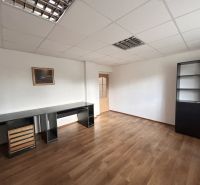 Ein Büro in einem Einfamilienhaus mit einem Holzboden und Möbeln.