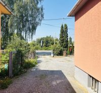 Einfamilienhäuser in der Sabinovská-Straße in Prešov mit sichtbarem Eingang und Garten.