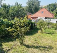 Garten beim Einfamilienhaus in der Sabinovská-Straße in Prešov mit Obstbäumen.