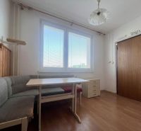 Essbereich mit Sitzgelegenheiten und Holzboden in einer 2-Zimmer-Wohnung.