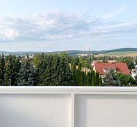 Blick auf das Grün und die Dächer in Bánovce nad Bebravou von einer 2-Zimmer-Wohnung.