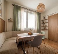 Essecke mit Eckbank und Tisch in einer 2-Zimmer-Wohnung, Interieur mit Holzdekor.