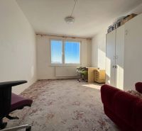 Ein Zimmer mit Teppich und Möbeln in einer 2-Zimmer-Wohnung, helles Interieur.