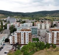 Blick auf Wohngebäude und Natur im Stadtteil Bratislava - Nové Mesto in der Nobelova-Straße.