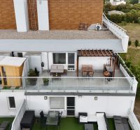 Dachterrasse mit Möbeln, Grünflächen und Pergola in einer 3-Zimmer-Wohnung in Bratislava - Nové Mesto, Nobelova.