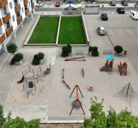 Hof bei einer 3-Zimmer-Wohnung in der Nobelova-Straße in Bratislava - Nové Mesto mit einem Kinderspielplatz.