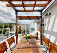 Terrasse mit Holzmöbeln und Blick auf die Hügel in Bratislava - Nové Mesto, Nobelova.