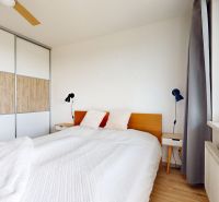 Schlafzimmer mit Doppelbett, Nachttischen und Einbauschrank in einer 3-Zimmer-Wohnung.