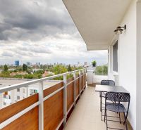Balkon einer 3-Zimmer-Wohnung in der Nobelova-Straße in Bratislava - Nové Mesto mit Aussicht.