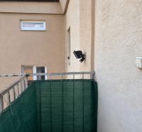 Balkon mit Kunstrasen in einer 2-Zimmer-Wohnung in Šamorín.