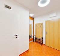 Eingangsbereich mit Fliesen und Möbeln in einer 2-Zimmer-Wohnung.