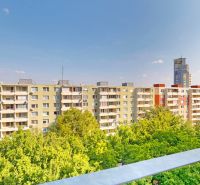 Blick auf Wohnhäuser umgeben von Grün auf der Jégeho-Straße in Bratislava - Ružinov.