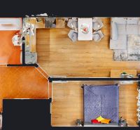 Grundriss einer 2-Zimmer-Wohnung mit Holzboden und Flur mit Fliesen.